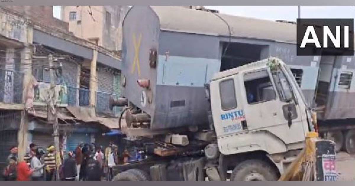 Bihar: Break failure leads to accident of truck carrying train coach in Bhagalpur